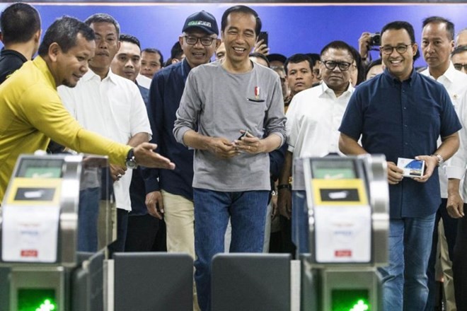 Indonesian President Joko Widodo (centre) checks the Mass Rapid Transit facilities with Jakarta's Governor Anies Baswedan (second from right) and ministers during the MRT inauguration ceremony in Jakarta, Indonesia, on March 24, 2019. (Photo: EPA-EFE)