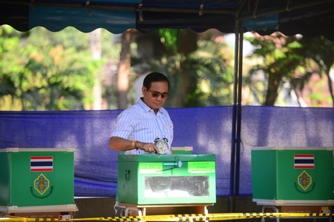 Thai Prime Minister Prayut Chan-o-cha casts his ballot at a polling station in Bangkok (Photo: VNA)