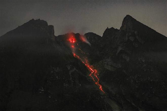 Lava erupted from Indonesia' Mount Merapi on February 7 (Photo: AFP/VNA)
