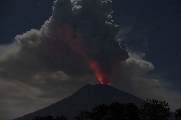 Mount Agung on the Indonesian resort island of Bali spews out a massive column of ash measuring 2,000 metres in height. (Photo: Suar.id - Grid.ID)