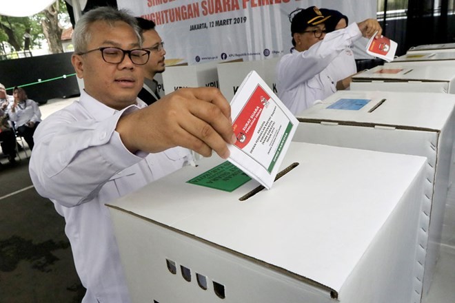General Elections Commission (KPU) chairman Arief Budiman casts a ballot during a mock voting day at the KPU compound in Jakarta on April 9 (Photo: Jakarta Post)