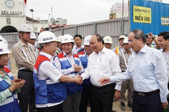Prime Minister Nguyen Xuan Phuc and HCMC Party Leader Nguyen Thien Nhan visit construction force of Ben Thanh-Suoi Tien metro line on April 12 (Photo: SGGP)