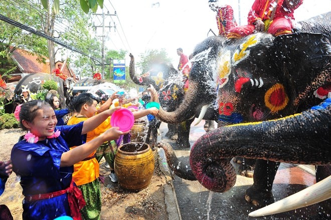 Thai people celebrate the Songkran festival in Ayutthaya city on April 11 (Photo: Xinhua/VNA)