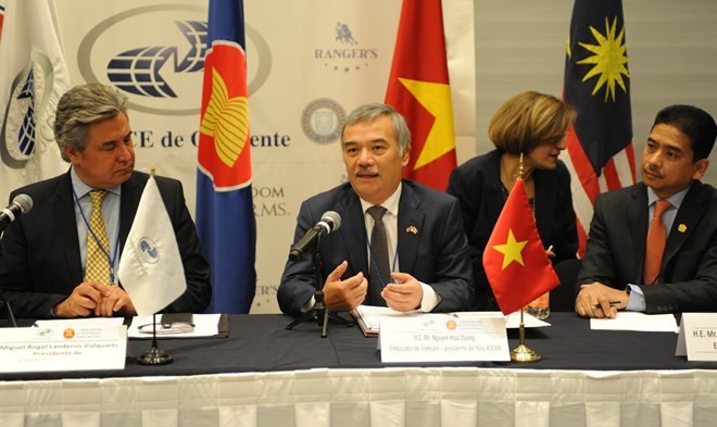 Vietnamese Ambassador to Mexico Nguyen Hoai Duong (C) speaks at the forum (Photo: VNA)