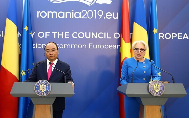 Prime Minister Nguyen Xuan Phuc (L) and Romanian Prime Minister Viorica Dancila at the joint press conference following their talks in Bucharest on April 15 (Photo: VNA)