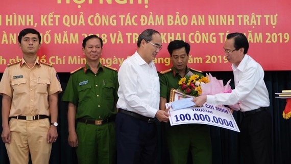 HCMC leaders award certificate of merit, flower and bonus to police agencies for busting a drug trafficking ring and seizing over 1.1 tons of meth (Photo: SGGP)