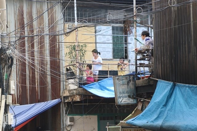 Many residents affected by Thu Thiem New Urban Area project in HCM City’s District 2 are still suffering from poor living conditions in the An Phu Area (Source: VNA)