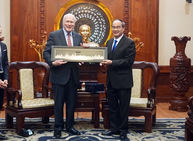 Politburo member and Secretary of the Ho Chi Minh City Party Committee Nguyen Thien Nhan (R) presents a keepsake to US Senator Patrick Leahy, Vice Chair of the Senate Committee on Appropriations (Photo: VNA)