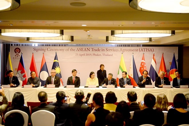 At the signing ceremony of the ASEAN Trade in Services Agreement (Photo: VNA)