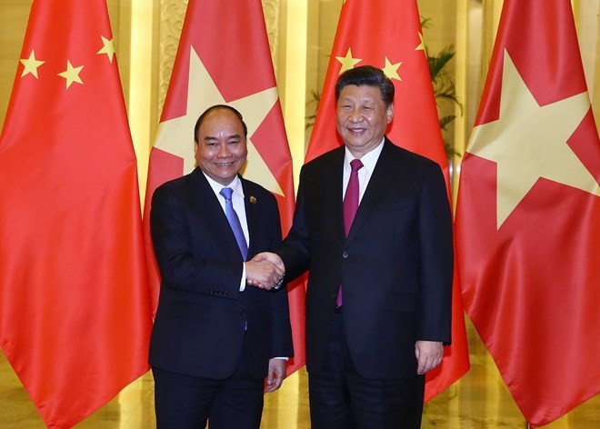 Prime Minister Nguyen Xuan Phuc (L) meets with General Secretary of the Communist Party of China and President of China Xi Jinping in Beijing on April 25 (Photo: VNA)