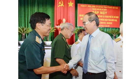 HCMC Party Leader Nguyen Thien Nhan gives his regards to rerited military commanders (Photo: SGGP)
