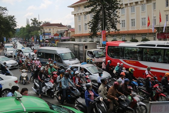Holiday vehicles crowd streets in Da Lat city