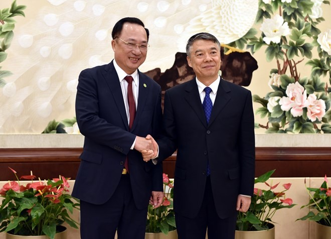 Deputy Minister of Public Security Nguyen Van Thanh (L) and his Chinese counterpart Liu Zhao (Photo: VNA)