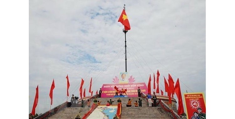 A flag-raising ceremony was held at the Hien Luong-Ben Hai historical relic site in Vinh Linh district, the central province of Quang Tri, on April 30 to mark the 44th anniversary of the Liberation of South Vietnam and National Reunification Day (April 30