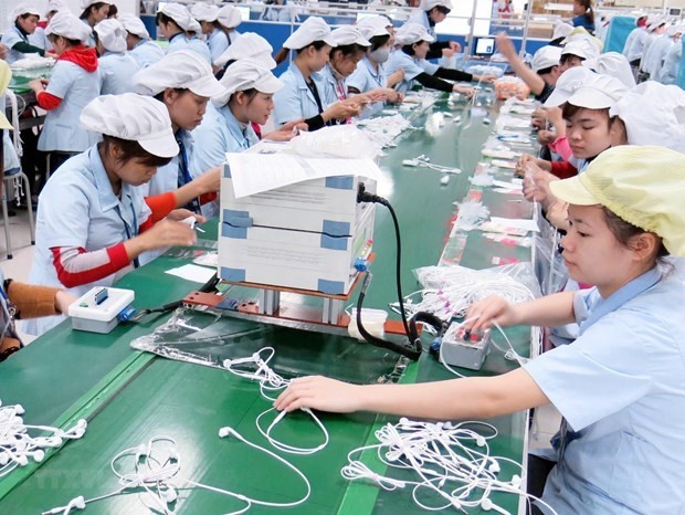 Workers produce headphones at a Samsung factory (Photo: VNA)