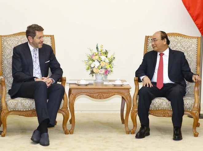 Prime Minister Nguyen Xuan Phuc (R) receives President of the Austrian Federal Economic Chamber Harald Mahrer in Hanoi on May 14 (Photo: VNA)