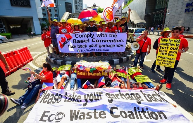 Environmental activists demonstrate outside the Canadian Embassy in Manila on May 21 (Source: AFP/VNA)