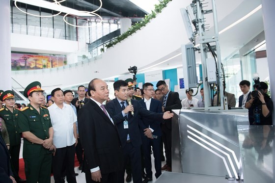 Prime Minister Nguyen Xuan Phuc sees new technology products of Vietttel at the event (Photo: SGGP)