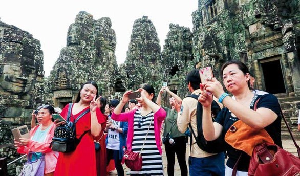 Chinese tourists at a famous tourism site in Cambodia (Source: dulich.tuoitre.vn)