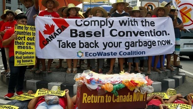 A protest in the Philippines calls on Canada to repatriate its waste. (Photo: Al Jazeera)
