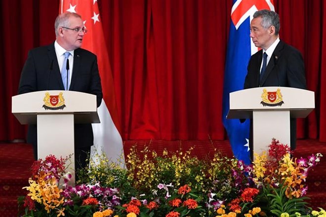 Singapore’s Prime Minister Lee Hsien Loong (R) and visiting Australian Prime Minister Scott Morrison at a press conference on June 7 (Photo: AFP/VNA)