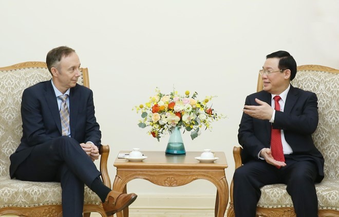 Deputy Prime Minister Vuong Dinh Hue (R) and Nike Vice President Chris Helzer (Photo: VNA)