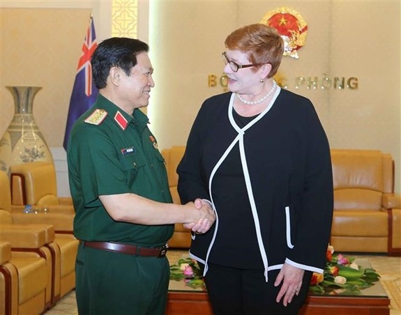 Minister of National Defence Gen. Ngo Xuan Lich (L) shakes hands with Australian Minister for Foreign Affairs Senator Marise Payne