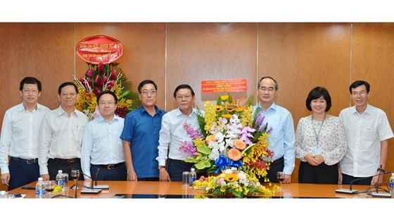 HCMC Party Chief Nguyen Thien Nhan gives flowers to congratulate SGGP on the Vietnam Revolutionary Day, June 21 (Photo: SGGP)