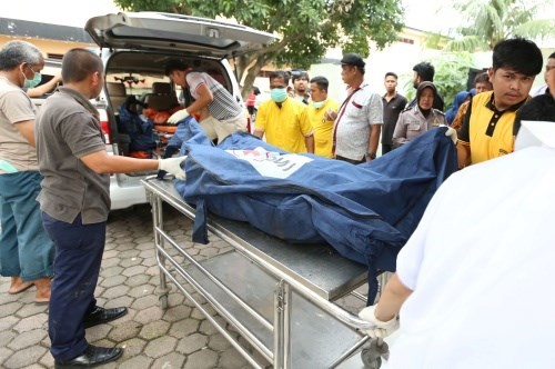 Bodies of the victims were transported to the hospital (Photo: Reuters)