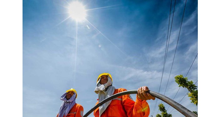 Electric workers under the scorching heat (Photo: EVN) 