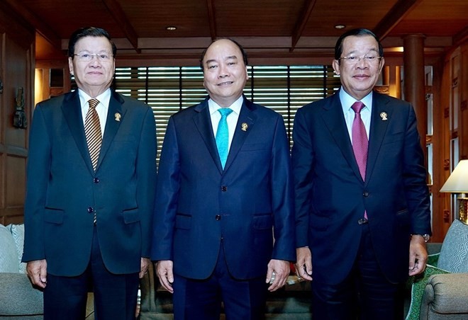 From left: Lao Prime Minister Thongloun Sisoulith, Vietnamese PM Nguyen Xuan Phuc and Cambodian PM Hun Sen before the working session in Bangkok on June 23 (Photo: VNA)