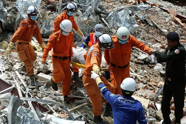 Rescuers work at the site of the building collapse (Photo: AFP/VNA)