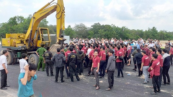 Alibaba Company’s staff hindering authorities’ enforcement in Toc Tien commune. Photo: NONG NGAN