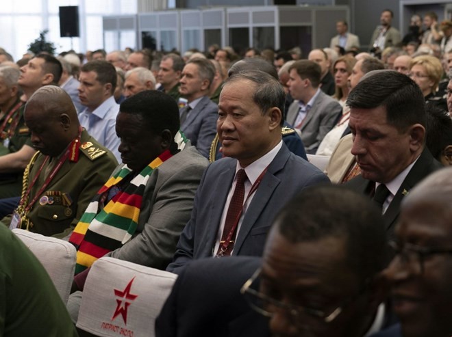 Deputy Minister of Defence Sen. Lieut. Gen. Be Xuan Truong (second from right) at the Army-2019 plenary session (Photo: VNA)