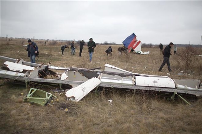 Investigators carried out their duties at the scene of MH17 downing in 2014 (Photo: AFP/VNA)