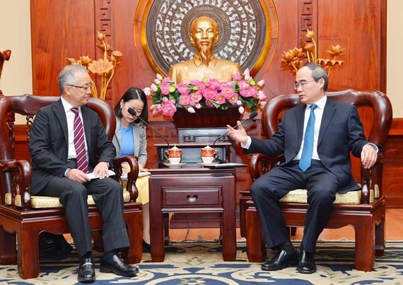 HCMC Party Leader Nguyen Thien Nhan ( R) receives  Mr. Yasushi Tanaka on June 27