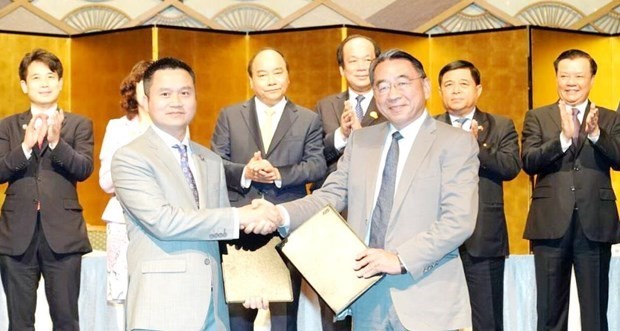 Chairman of Petrolimex Pham Van Thanh (L) and CEO of JCCP at the signing ceremony (Source: VNA)