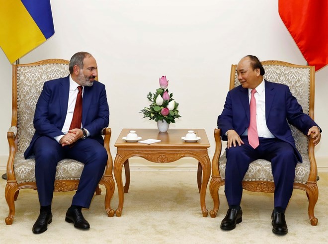 Prime Minister Nguyen Xuan Phuc (R) and his Armenian counterpart Nikol Pashinyan (Photo: VNA)