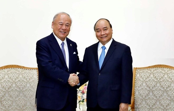 Prime Minister Nguyen Xuan Phuc (R) and special advisor to the Japan-Vietnam Friendship Parliamentary Alliance Tsutomu Takebe (Photo: VNA)