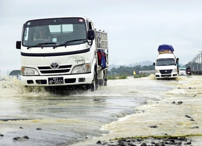 Vehicles drive through floodwater on a highway near Kyauktaw township in Myanmar's Rakhine state (Source: www.mmtimes.com)