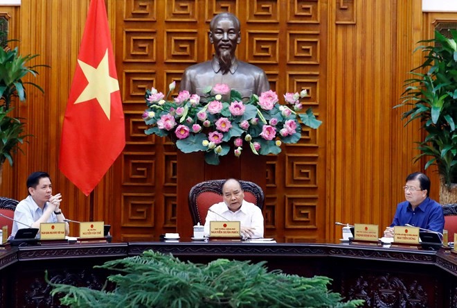 Prime Minister Nguyen Xuan Phuc (C) chairs the meeting of permanent Cabinet members (Photo: VNA)