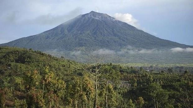 Indonesian authorities issued a flight warning as Mount Kerinci volcano on Sumatra Island erupted, spewing a column of ash up to 0.8 km into the air. (Source: cnnindonesia.com)
