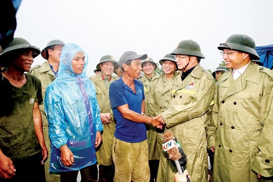 Deputy Prime Minister Trinh Dinh Dung (2nd, R) visits people in the fishing village in Ha Phong ward, Ha Long city, Quang Ninh province on August 2 (Photo: VNA)