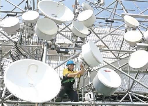 A technician carries out maintenance work at one of Indosat Ooredoo's base transceiver stations (BTS) in Jakarta. (Source: Jakarta Post)
