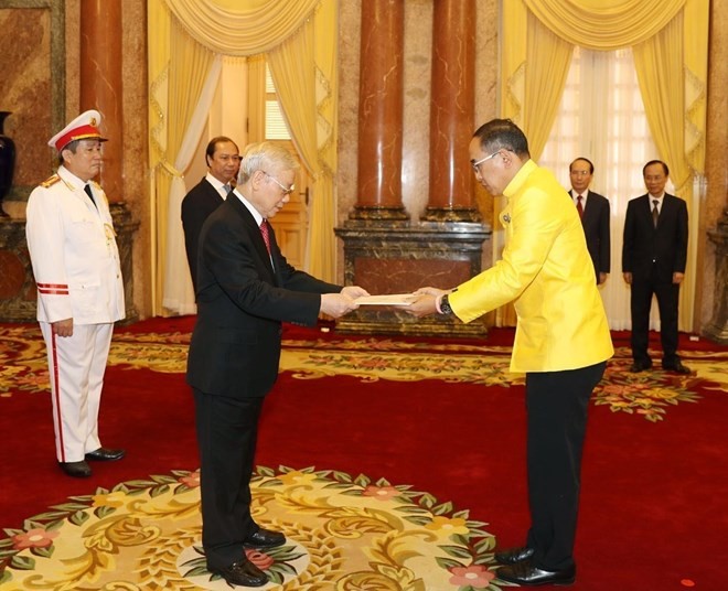 Party General Secretary and State President Nguyen Phu Trong (L) receives the credentials of Thai Ambassador Tanee Sangrat on August 7 (Photo: VNA) 
