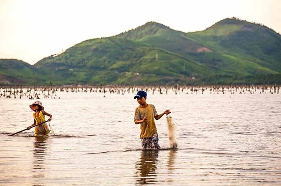 Catching fish with fishing net in Tam Giang lagoon (Photo: SGGP)