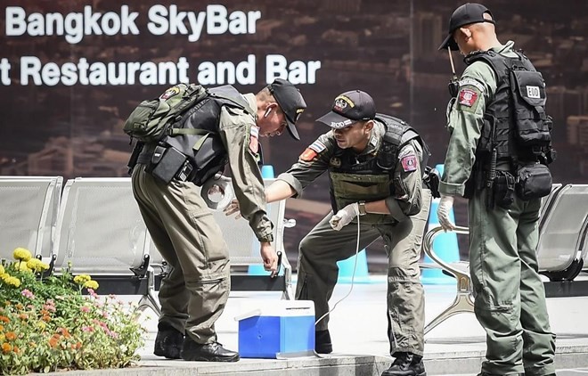 Bomb disposal officers deployed at a bombing attack in Bangkok on August 2 (Source: AFP/VNA)