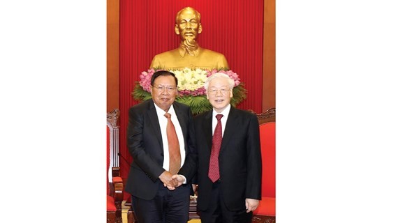 Party General Secretary and President Nguyen Phu Trong (R) and his Lao counterpart Bounnhang Volachith (Photo: VNA)