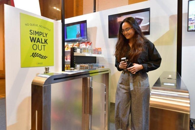 A guest at an unmanned booth by Pick & Go at 2019 Singapore Retail Industry Conference and Exhibition. (Source: The Straits Times/NG SOR LUAN)