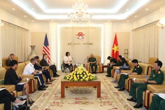 The meeting between Deputy Chief of the General Staff of the Vietnam People’s Army Sen. Lt. Gen. Pham Ngoc Minh and US Senator Tammy Duckworth in Hanoi on August 20 (Photo: bienphong.com.vn)